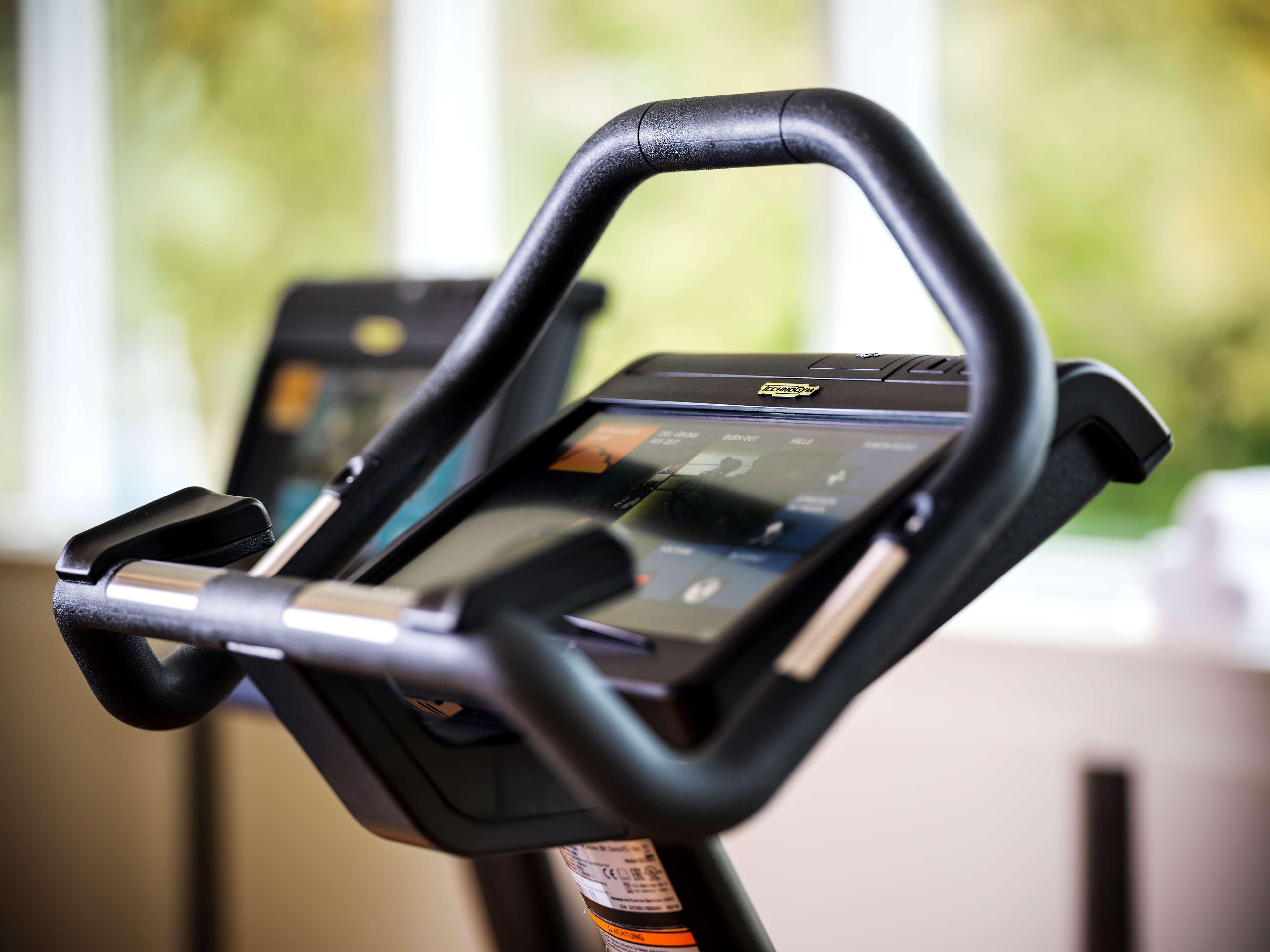 Parkhotel Bremen - Ein Mitglied Der Hommage Luxury Hotels Collection Ngoại thất bức ảnh A stationary bicycle with a tablet computer
