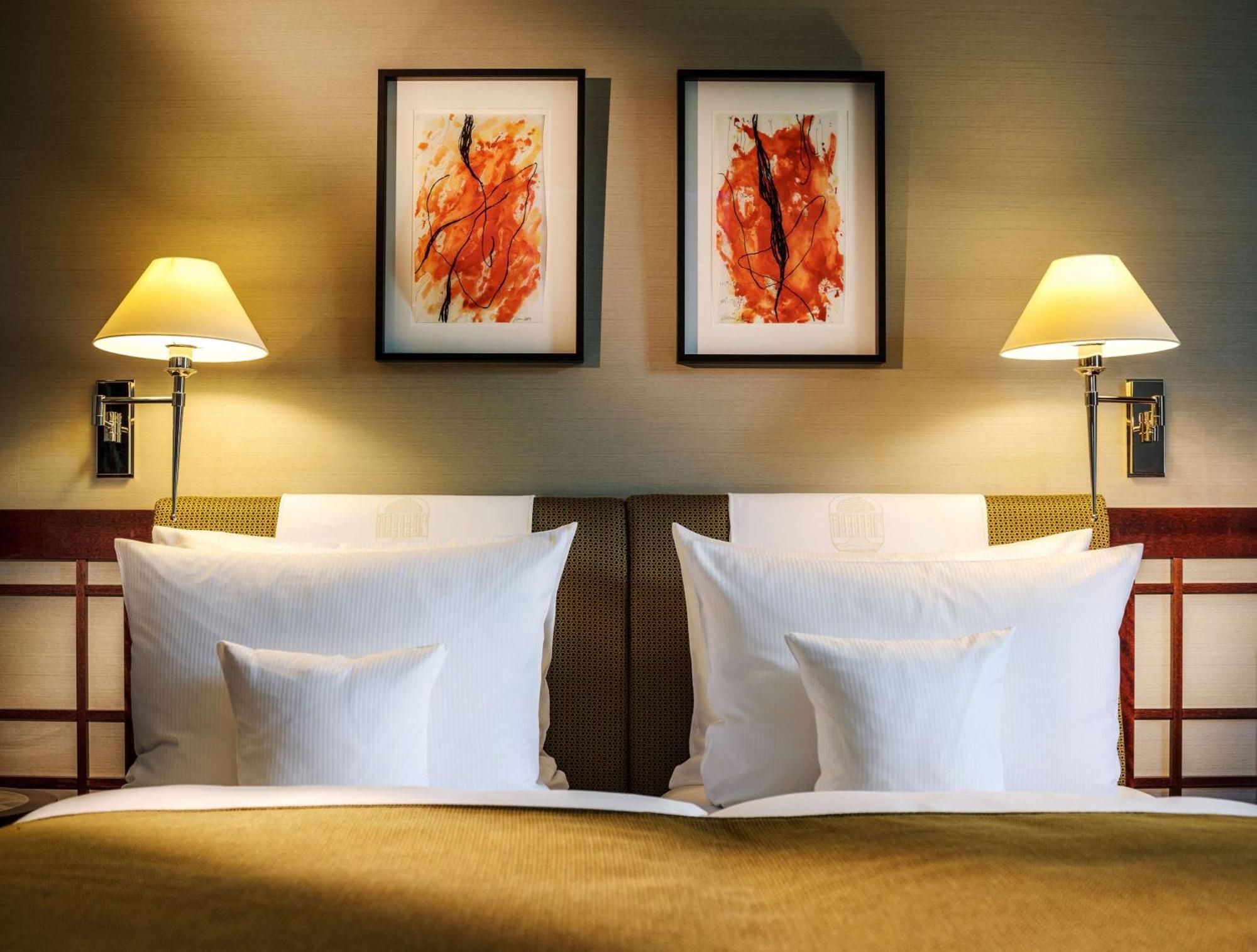 Parkhotel Bremen - Ein Mitglied Der Hommage Luxury Hotels Collection Ngoại thất bức ảnh A bed with two pillows