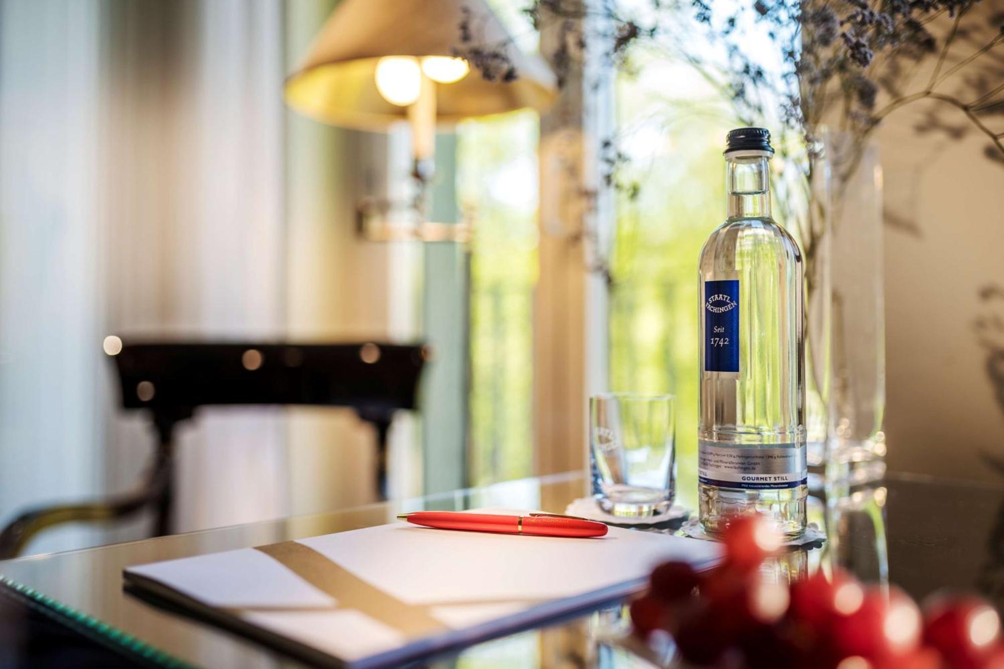 Parkhotel Bremen - Ein Mitglied Der Hommage Luxury Hotels Collection Ngoại thất bức ảnh A bottle of water